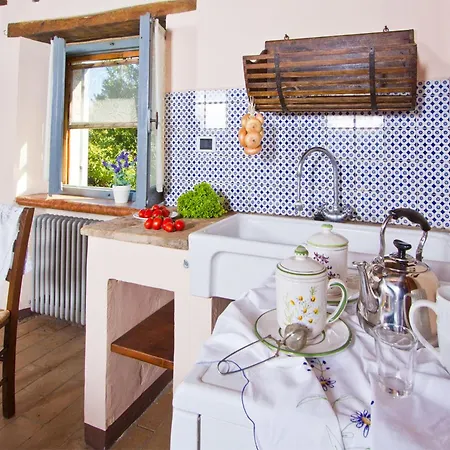 Pretty In With Swimming Pool Vakantiehuis
