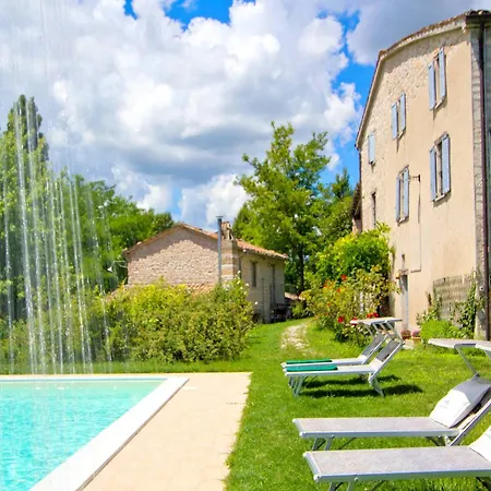 Pretty In With Swimming Pool Vakantiehuis