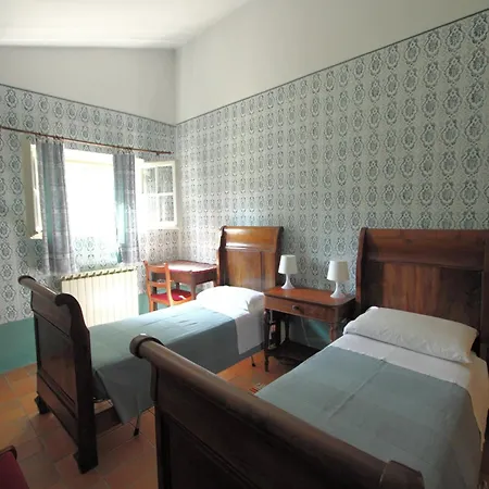 Pretty In With Swimming Pool Vakantiehuis