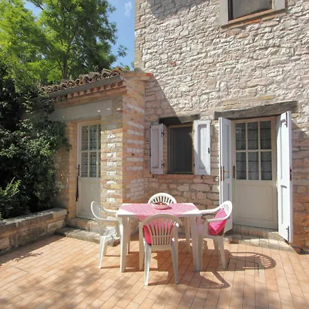 Pretty In With Swimming Pool Holiday home