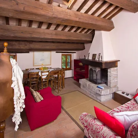 Pretty In With Swimming Pool Holiday home *